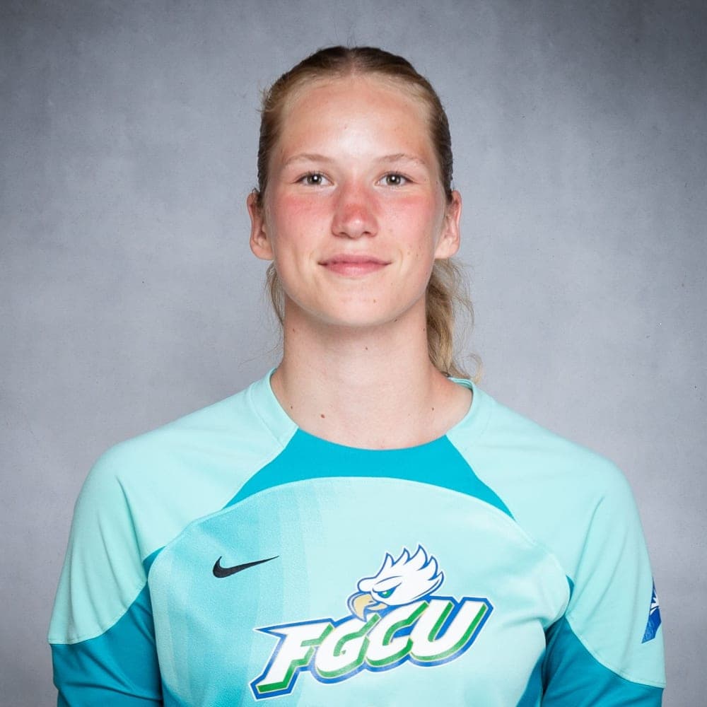 Madara Matrevica – Florida Gulf Coast University, NCAA DI Porträtfoto einer College-Fußball-Torwärterin der Florida Gulf Coast University.