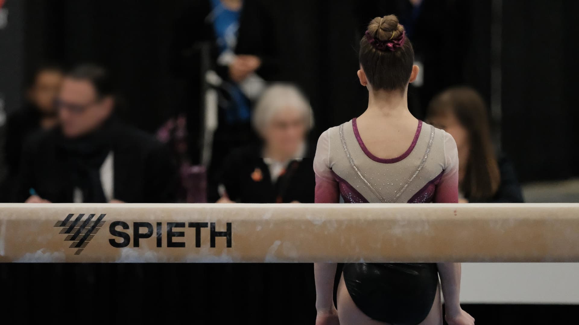 College-Geräteturnen-Sportler in Aktion – US-College-Sport-Recruiting mit Smarthlete.