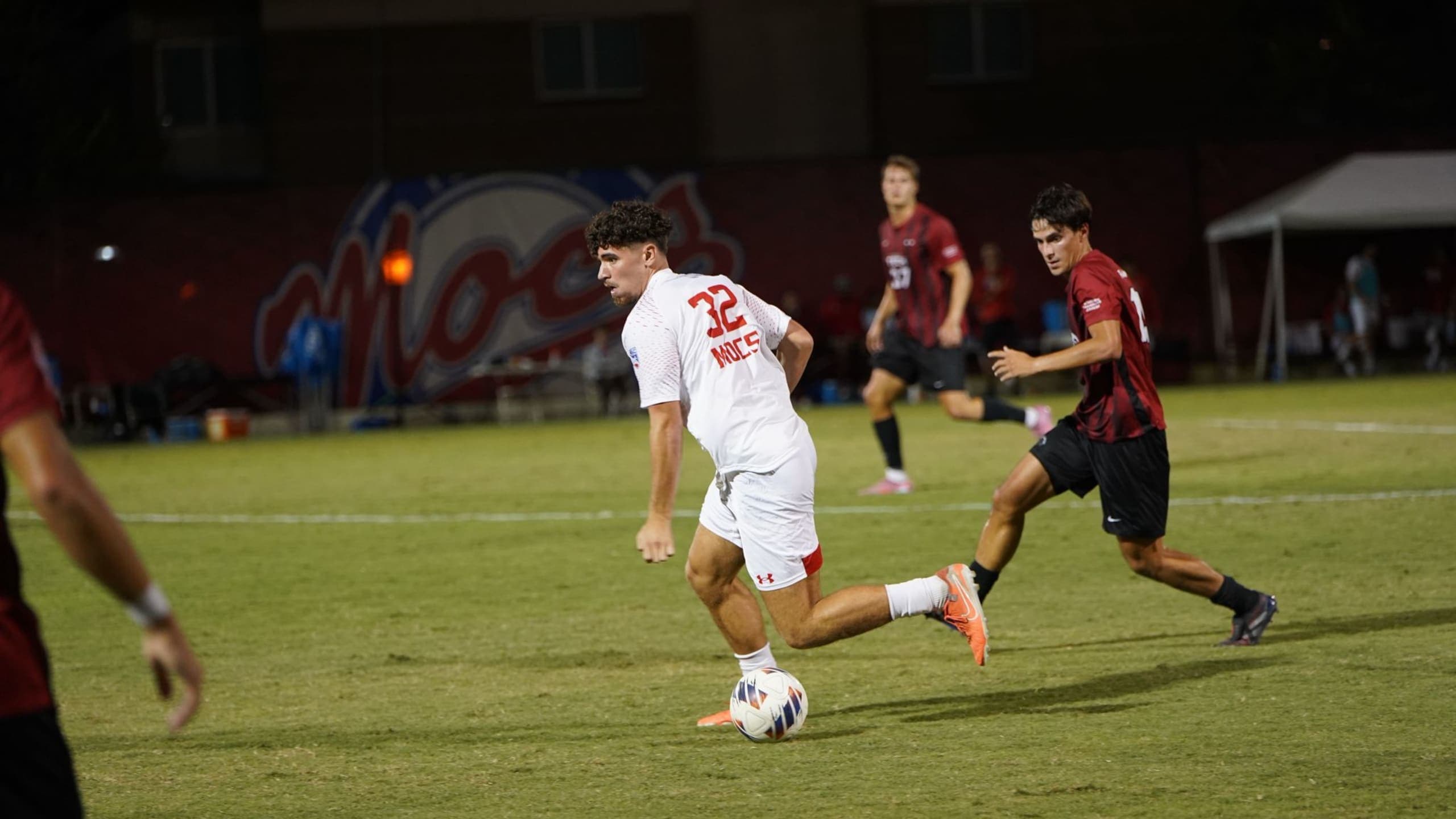 College-Fußball-Sportler in Aktion – US-College-Sport-Recruiting mit Smarthlete.