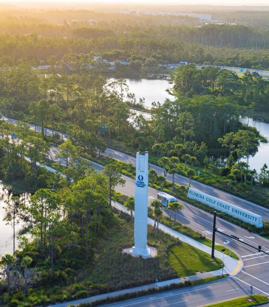 Luftaufnahme des Campus der Florida Gulf Coast University Luftaufnahme der Florida Gulf Coast University mit Gewässern und Bäumen.