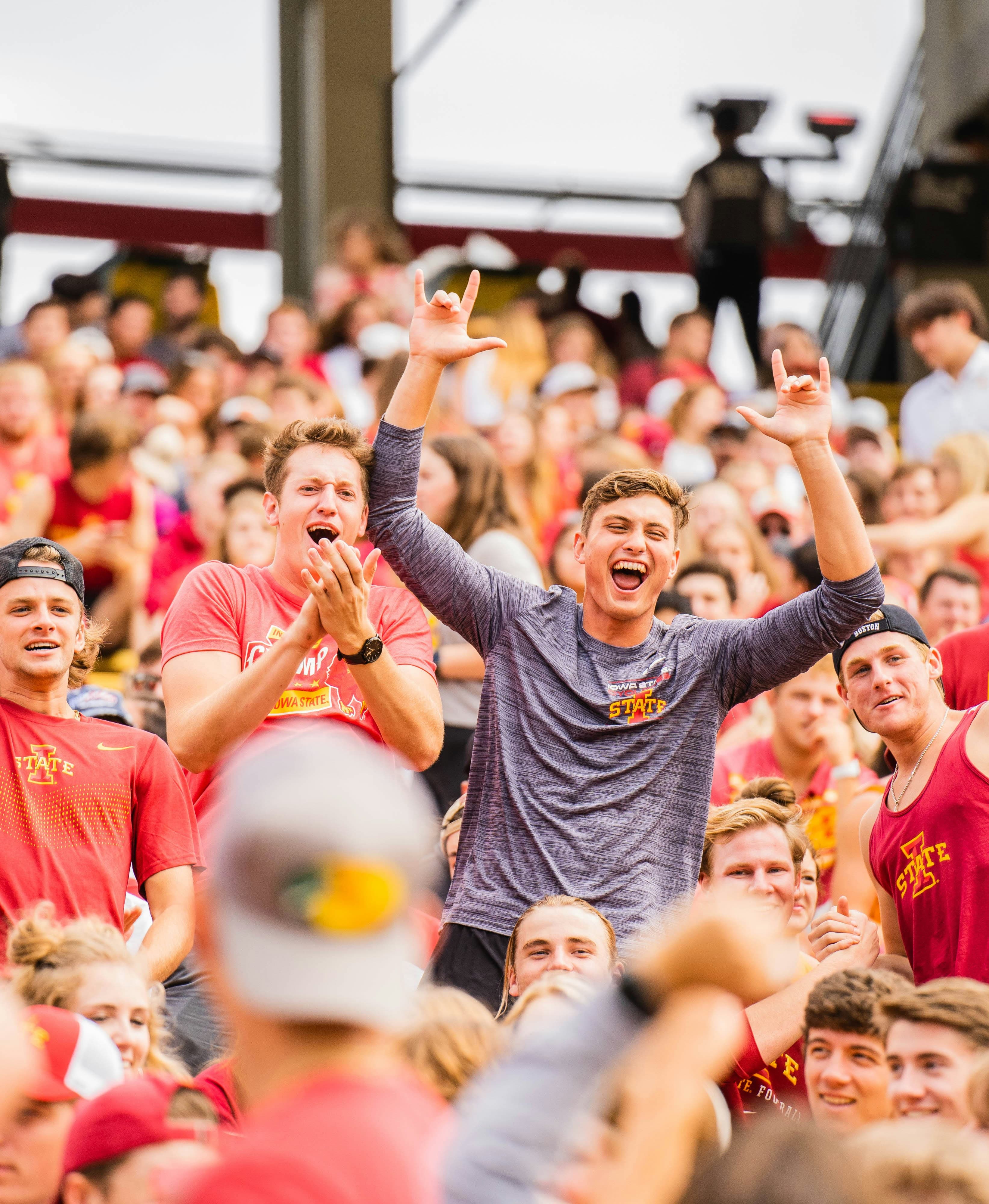Entdecken Sie College Sports Stipendien Männliche College Sport Fans von der Iowa State University beim Jubel im vollen Stadion.s