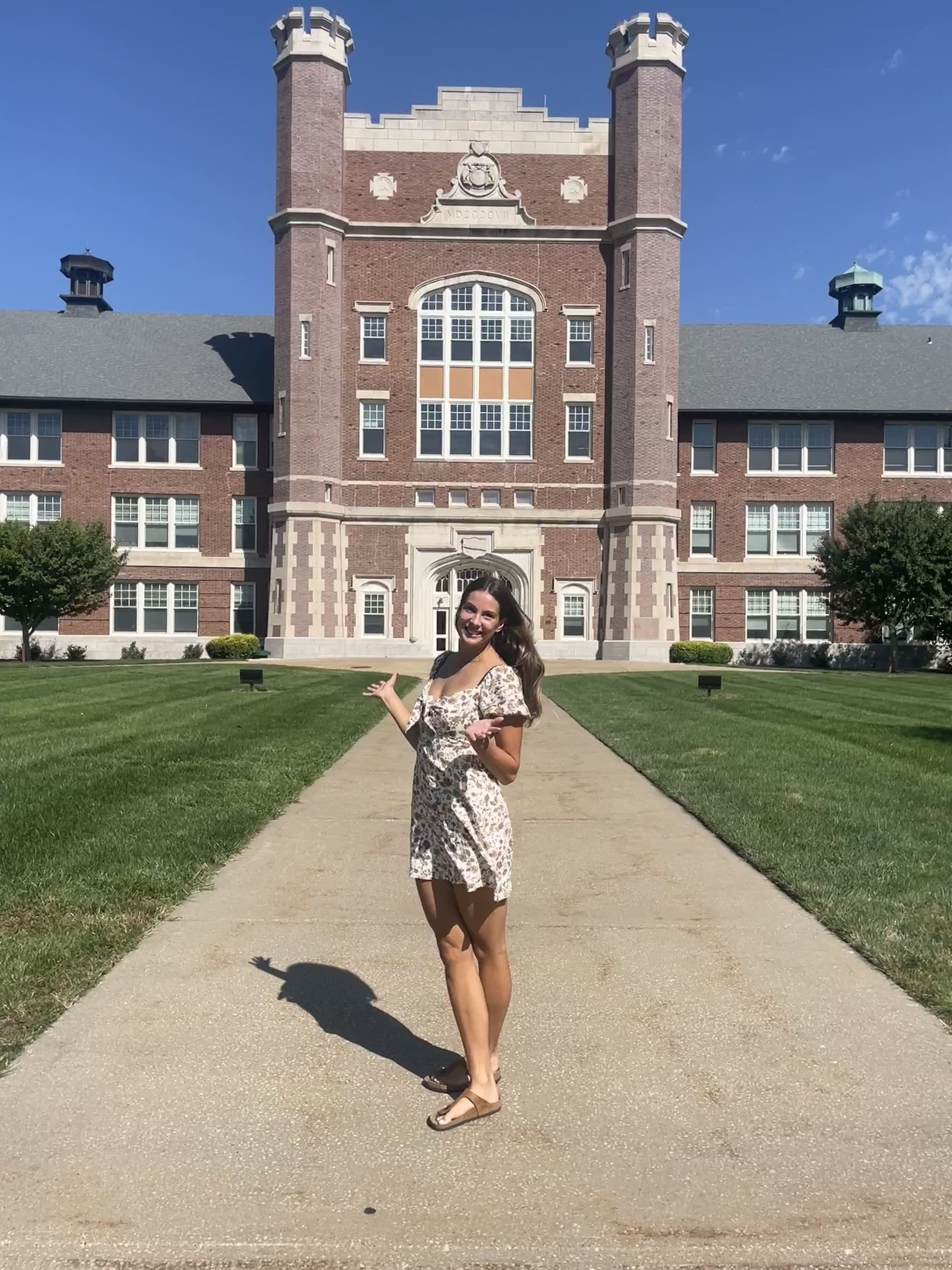 Maja Nöhrer in front of the campus